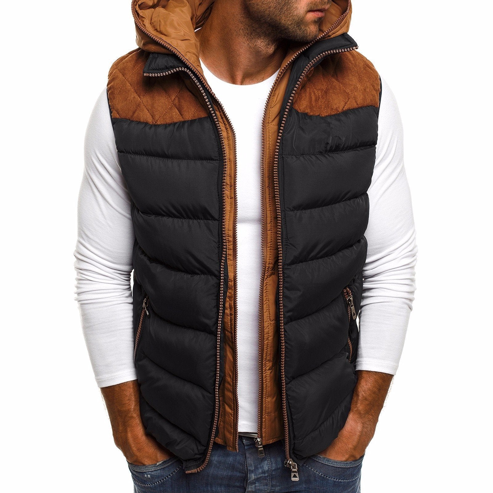 Un homme portant un gilet sans manches noir avec une capuche marron et un col matelassé. Il a un t-shirt blanc en dessous et un jean bleu, affichant un look confortable et stylé pour la saison hivernale.