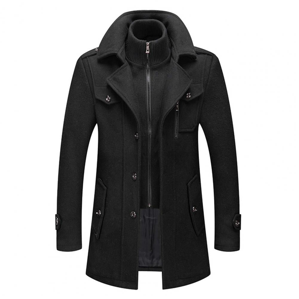 Manteau d'hiver pour homme, de couleur noire, avec un col haut et une doublure intérieure pour plus de confort. Ce modèle élégant comprend plusieurs poches et une fermeture éclair discrète pour une finition moderne et pratique.