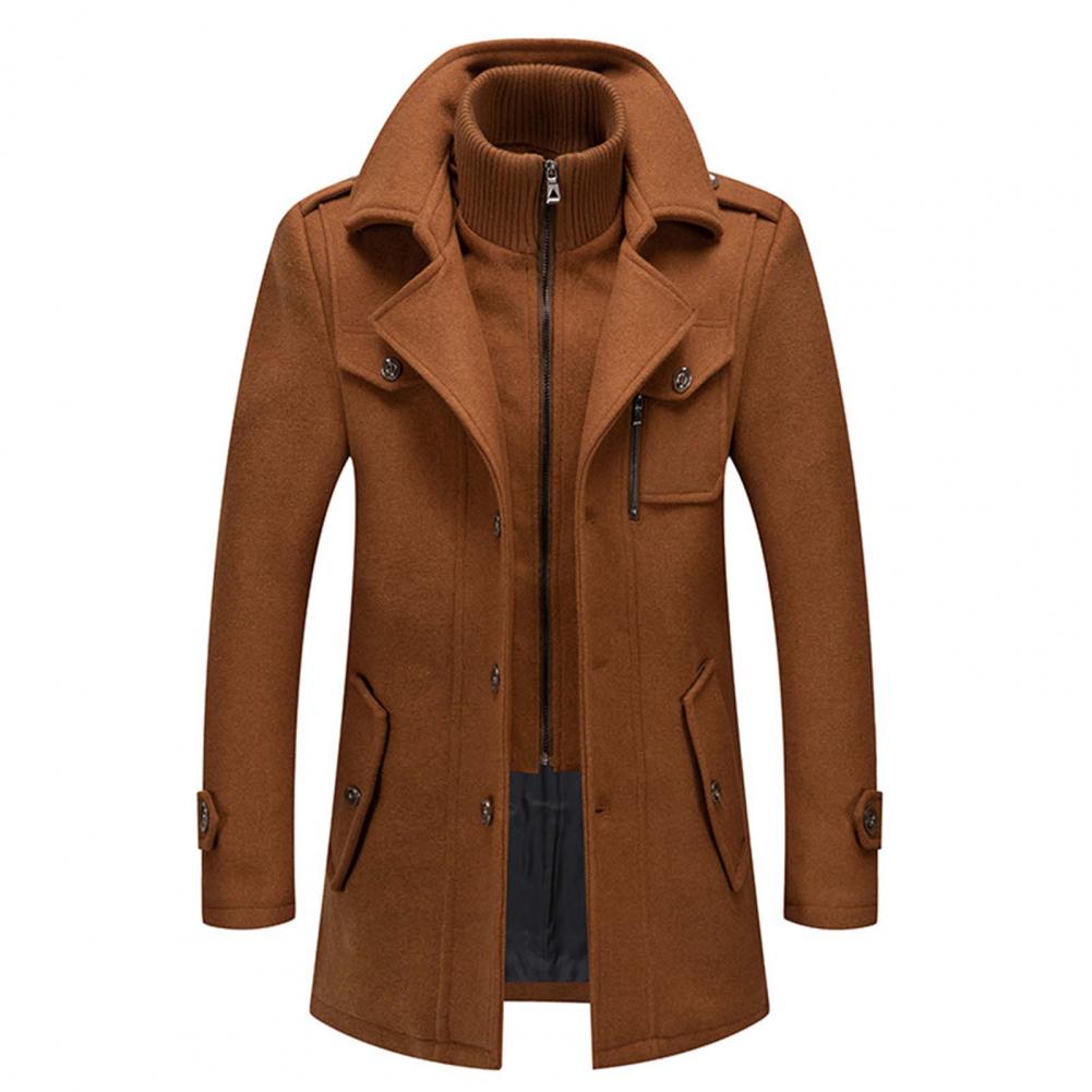 Manteau d'hiver pour homme de couleur marron, avec un col haut et une doublure intérieure chaude. Le modèle présente une fermeture éclair avec des boutons élégants, des poches fonctionnelles et un design moderne, idéal pour affronter les températures froides.