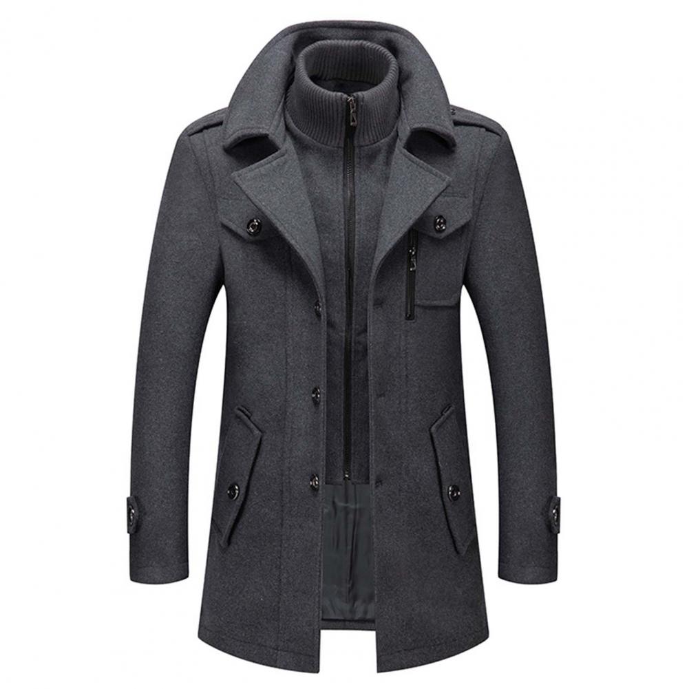 Manteau d'hiver pour homme, de couleur grise, avec un col haut et une doublure intérieure confortable. Le modèle présente une fermeture éclair discrète, des poches pratiques et un style moderne avec des boutons élégants, parfait pour les journées froides.