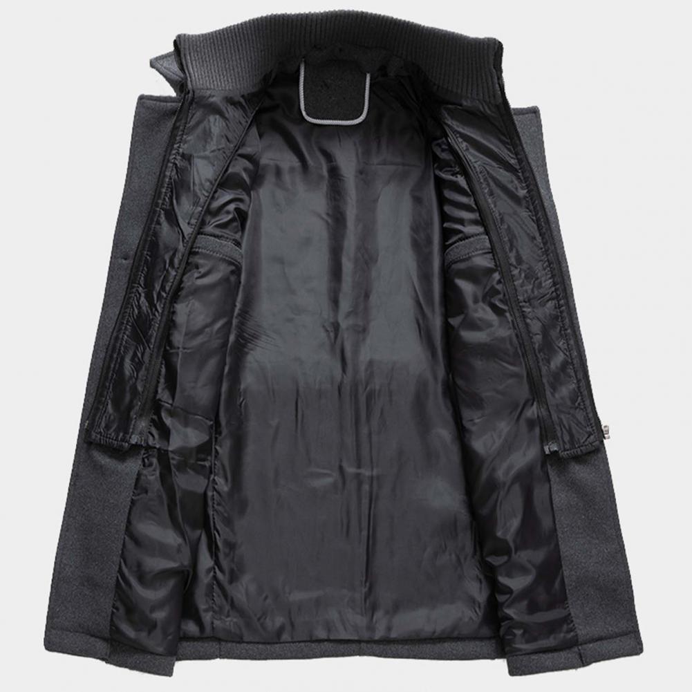 Vue intérieure d'un manteau d'hiver, montrant une doublure noire lisse et soignée. Le manteau présente des poches internes, ainsi que des détails de finition bien réalisés.