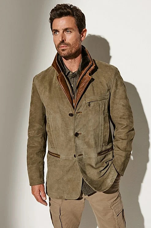 Homme portant une veste en cuir vintage avec un col en cuir contrasté, parfaite pour un look classique et élégant. La veste est portée avec un style décontracté et moderne, idéale pour diverses occasions.