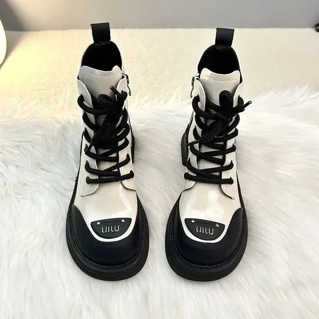 Bottines blanches et noires en cuir pour femmes, avec des lacets et une semelle robuste, offrant confort et style pour un look moderne et élégant.