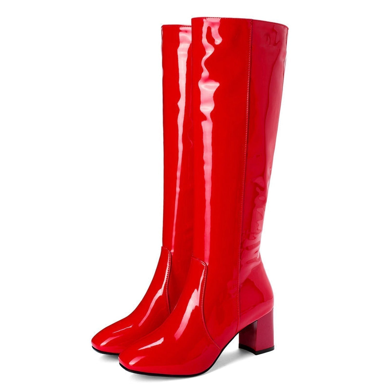 Bottes montantes vernies rouges à talons carrés, au design élégant et moderne. Leur finition brillante ajoute une touche de sophistication, parfaite pour un look chic et audacieux. Les bottes sont présentées sur un fond blanc, mettant en valeur leur couleur éclatante et leur silhouette élancée.