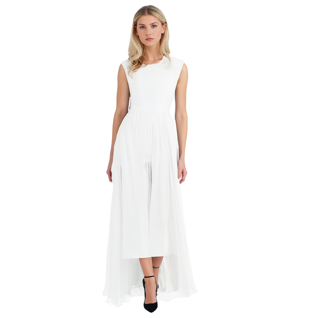 Robe longue et fluide pour femme, en blanc pur, avec un haut ajusté et une jupe ample qui descend gracieusement jusqu'aux pieds. La robe présente une coupe élégante avec un dos légèrement plus long. Elle est portée avec des chaussures noires à talons fins, créant un look sophistiqué et moderne.