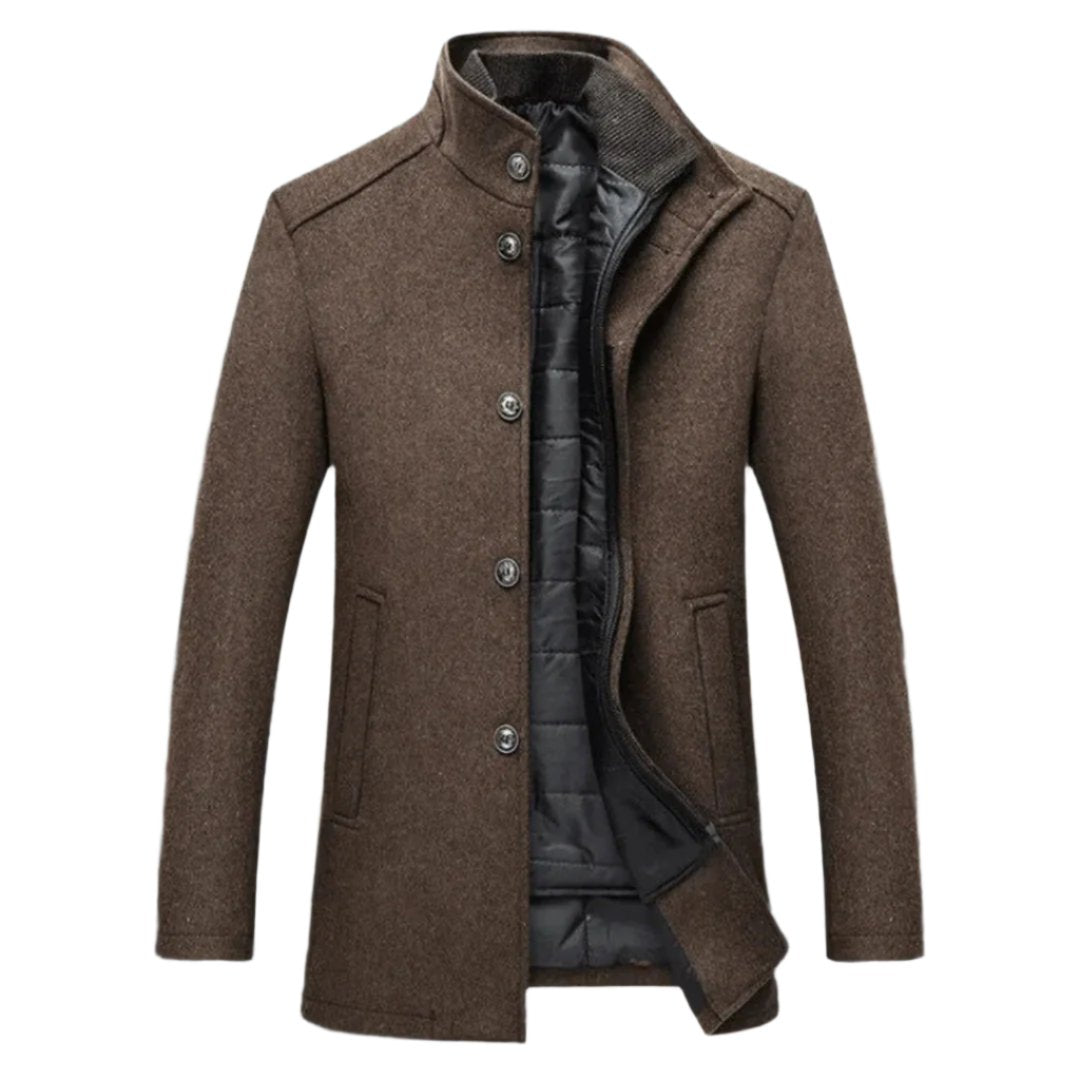 Manteau d'hiver pour homme de couleur marron avec une coupe élégante. Il présente une doublure intérieure noire lisse, des boutons métalliques sur le devant, ainsi que des poches latérales.