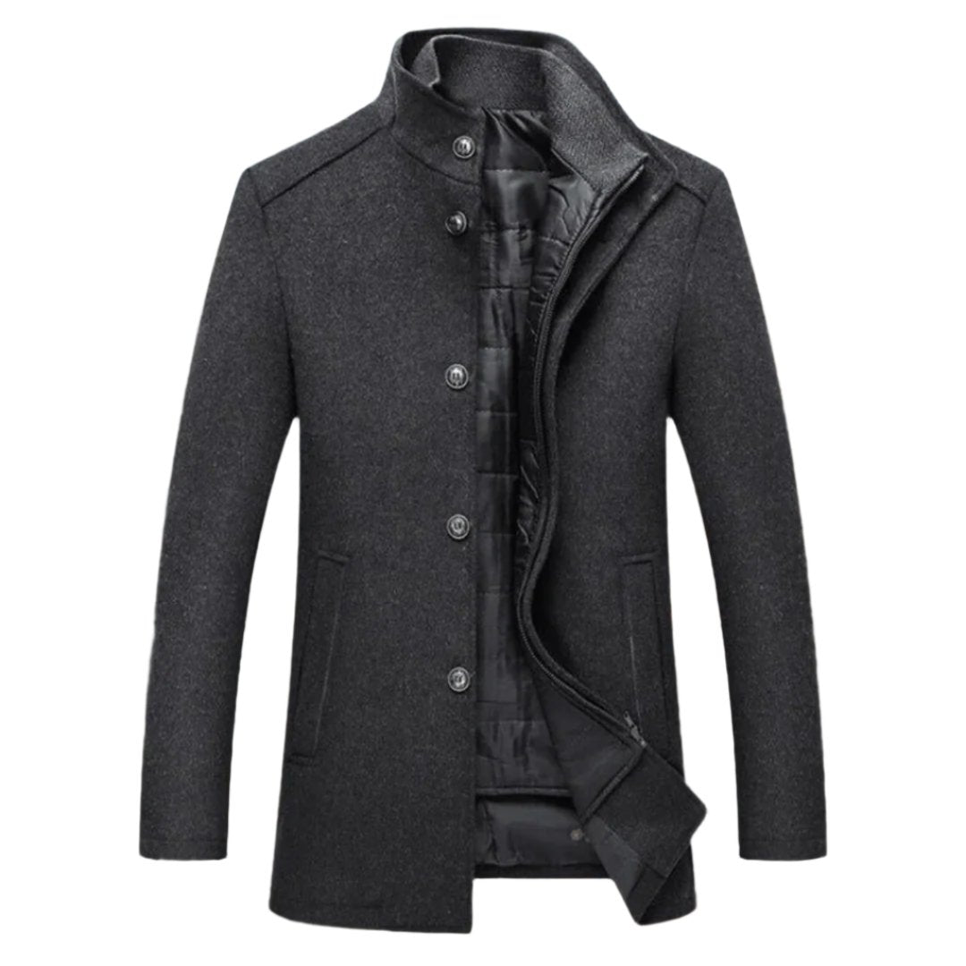 Manteau d'hiver pour homme de couleur gris foncé avec une coupe élégante. Il présente des boutons métalliques au niveau du col, des poches latérales et une doublure intérieure noire pour plus de confort.