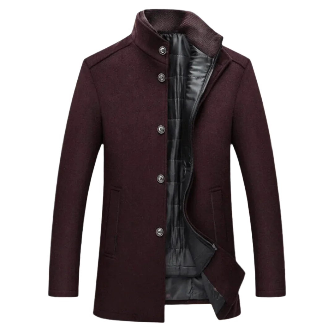 Manteau d'hiver pour homme de couleur bordeaux, élégant et classique, avec un col haut et des boutons métalliques. Il présente une doublure noire intérieure pour plus de confort et des poches latérales pratiques.