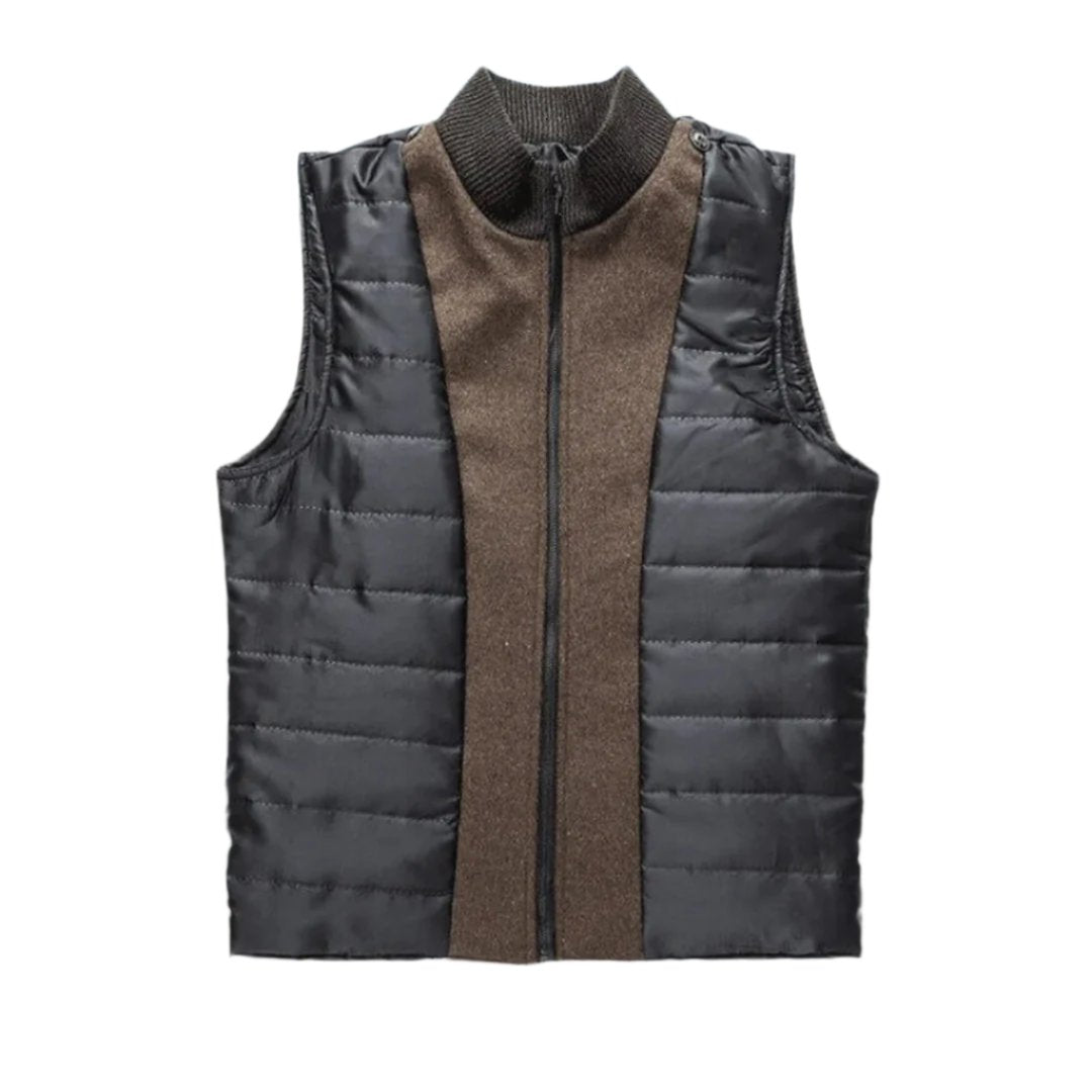 Gilet d'hiver pour homme avec une coupe moderne, combinant un tissu matelassé noir pour la chaleur et une matière en laine marron au centre pour un style élégant. Il dispose d'une fermeture éclair et d'un col côtelé pour un ajustement confortable.