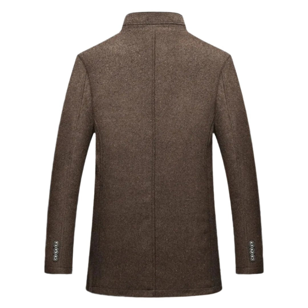 Vue arrière d'un manteau en laine pour homme, avec un design élégant et minimaliste. Le manteau présente des manches longues avec des boutons sur les poignets et une coupe moderne qui se termine juste au-dessus des fesses.
