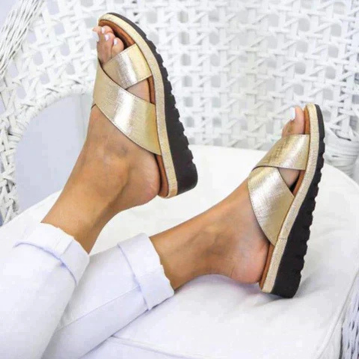 Sandales Suzanne pour femme à confort et maintien optimal, démarche naturelle et coupe ergonomique adaptée aux longues journées.