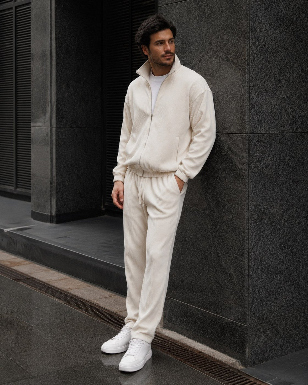 Completo da uomo in maglia con giacca con zip integrale e colletto rialzato e pantaloni affusolati