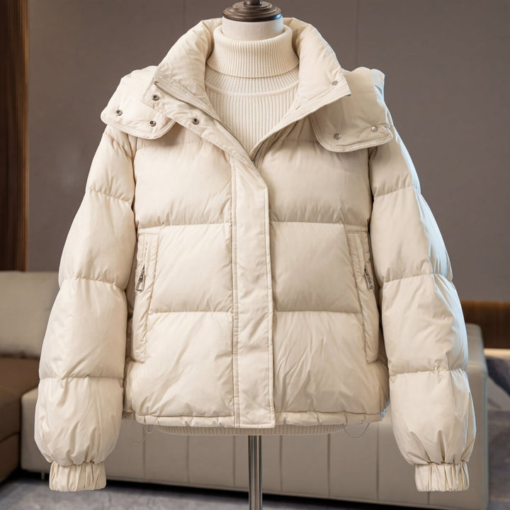Piumino corto oversize da donna con collo alto e chiusura con cerniera