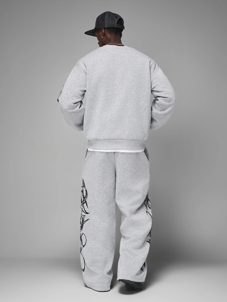 Herren-Trainingsanzug mit Rundhalsausschnitt, Gothic-Print und weiter Hose