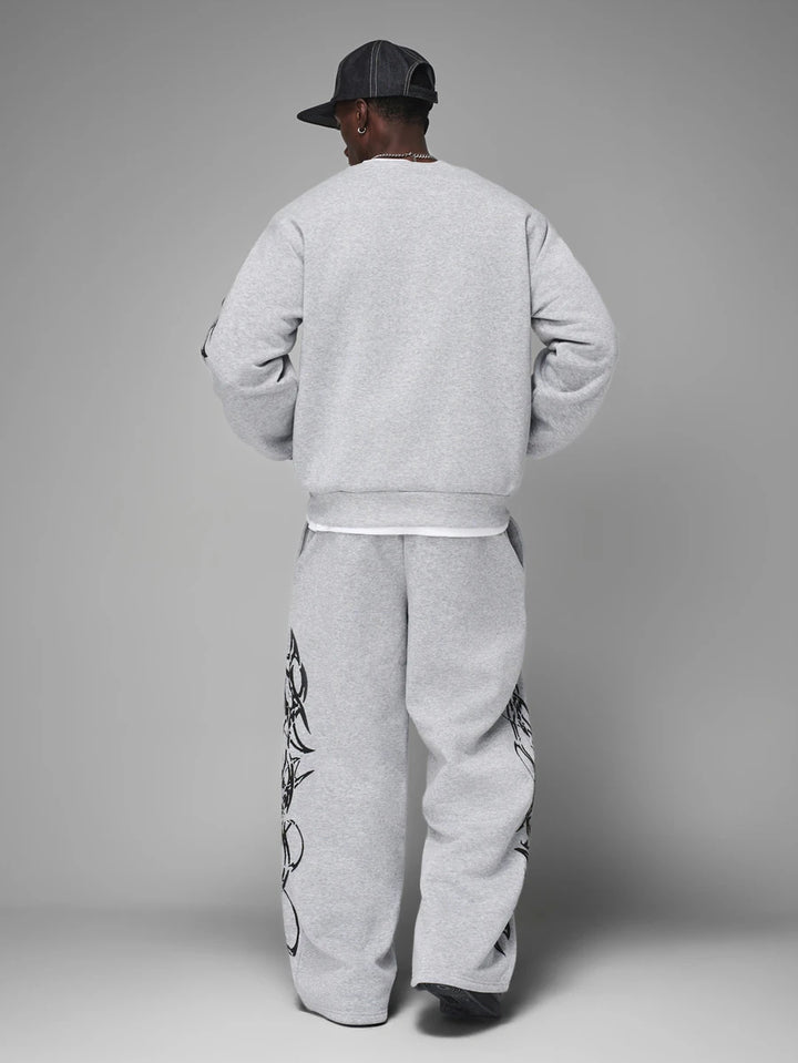 Herren-Trainingsanzug mit Rundhalsausschnitt, Gothic-Print und weiter Hose