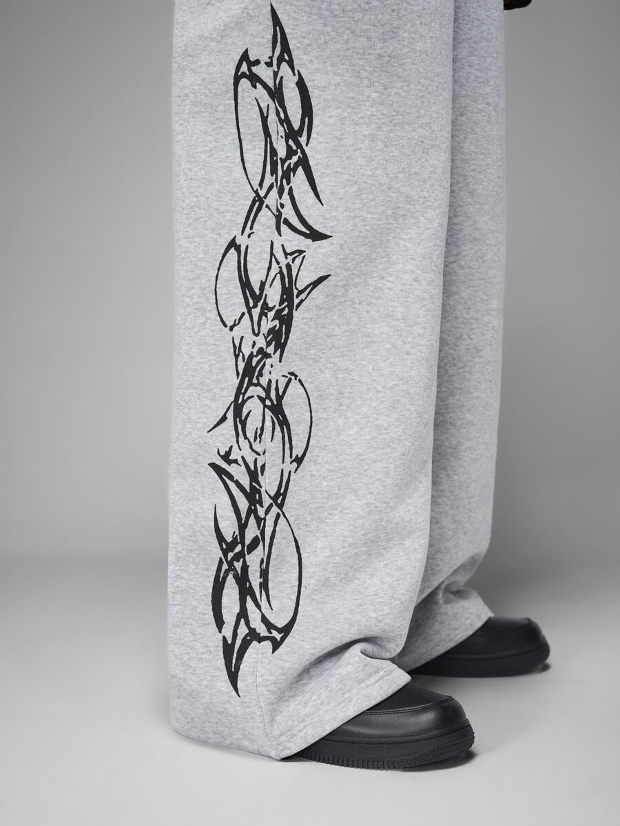 Herren-Trainingsanzug mit Rundhalsausschnitt, Gothic-Print und weiter Hose