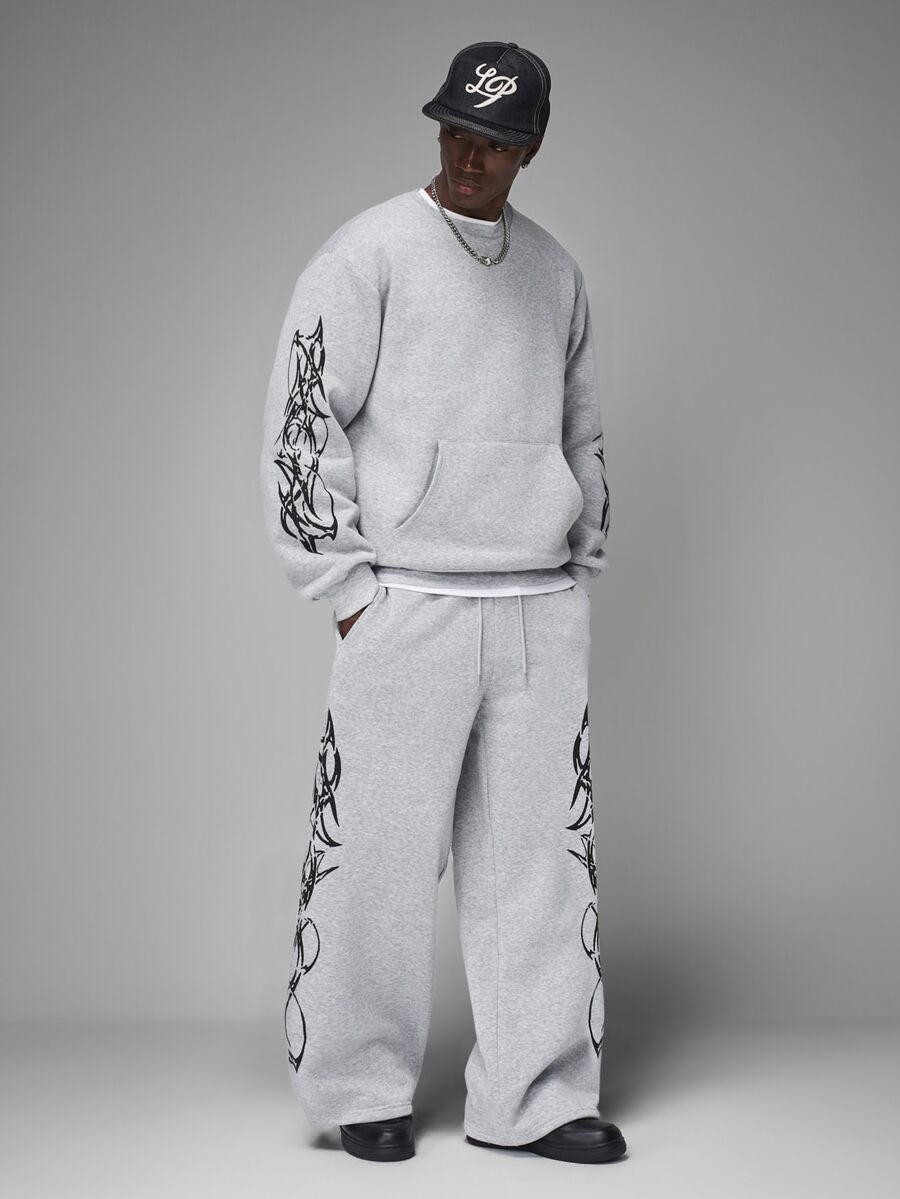 Herren-Trainingsanzug mit Rundhalsausschnitt, Gothic-Print und weiter Hose