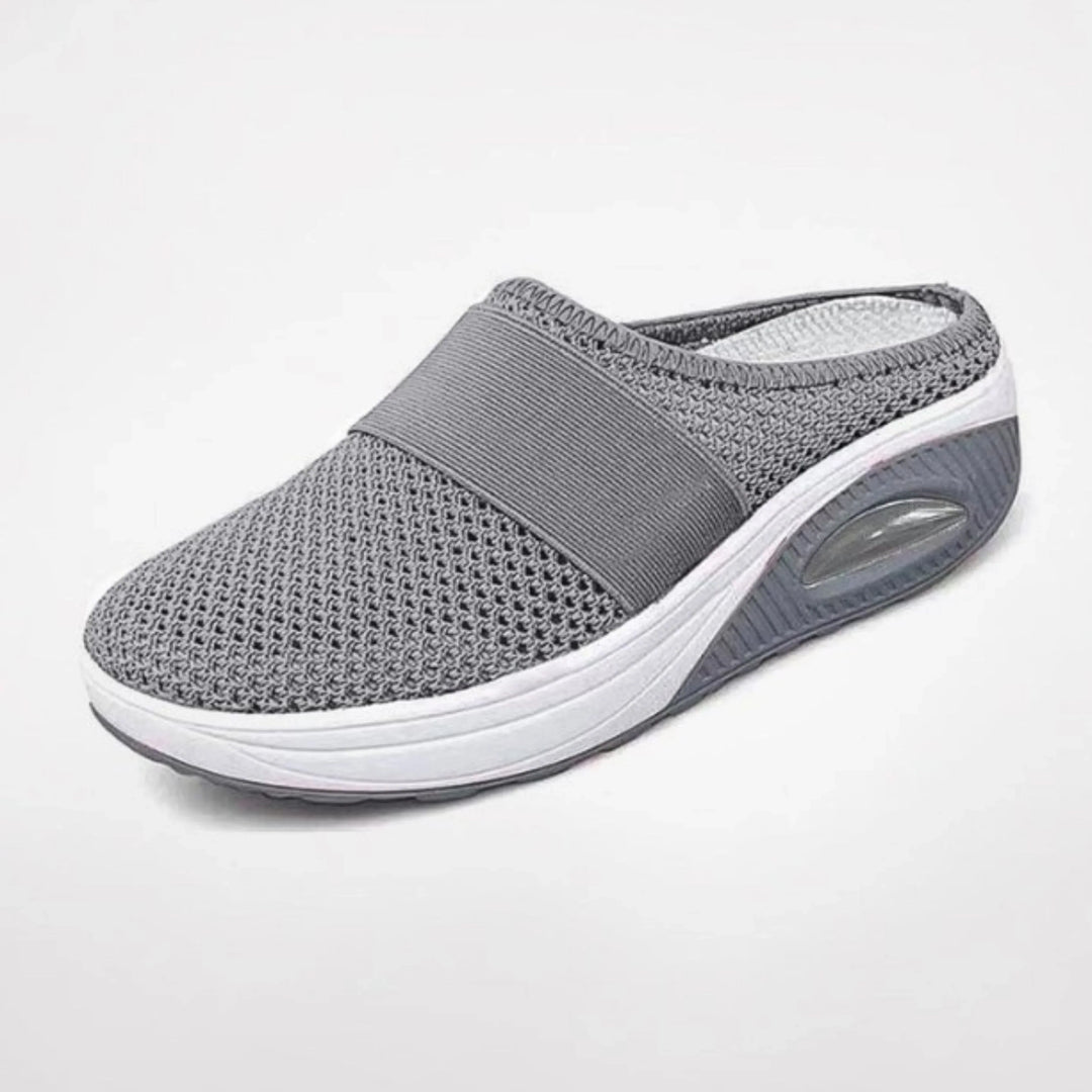 Chaussons Marguerite pour femme ergonomiques avec semelle antidérapante, soutien optimal pour la maison et les promenades douces.