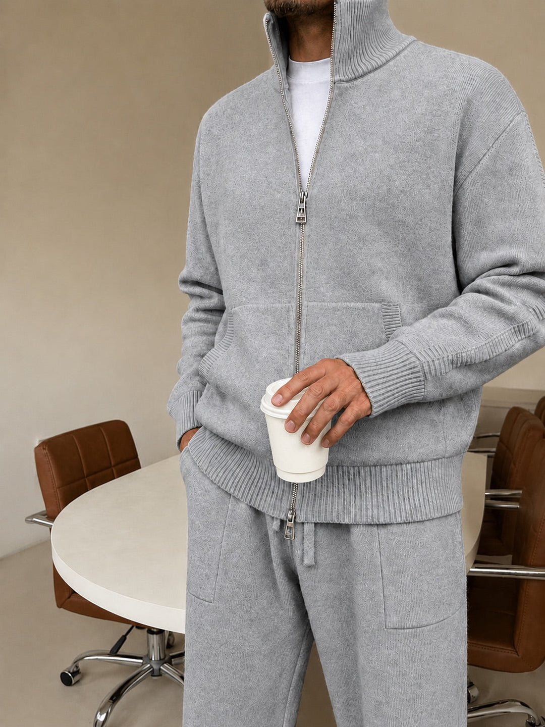 Herengebreide set met vest met volledige ritssluiting, opstaande kraag en joggerbroek