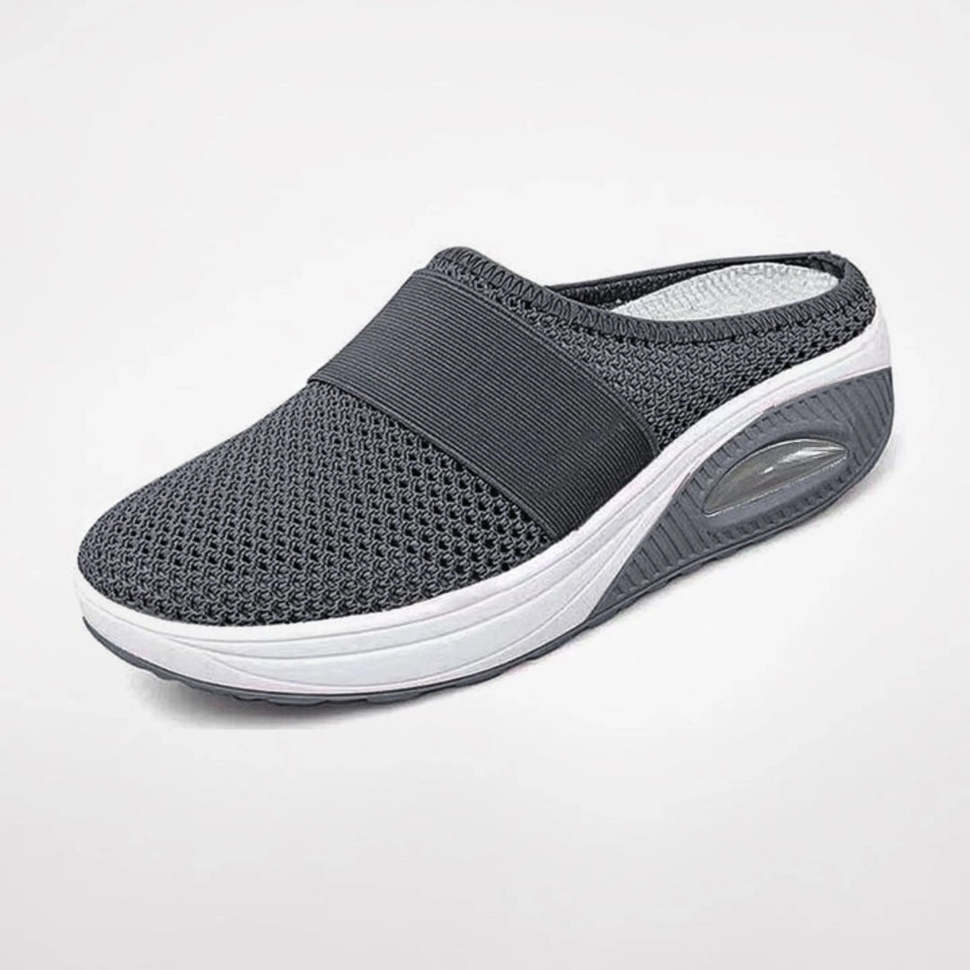 Chaussons Marguerite pour femme ergonomiques avec semelle antidérapante, soutien optimal pour la maison et les promenades douces.