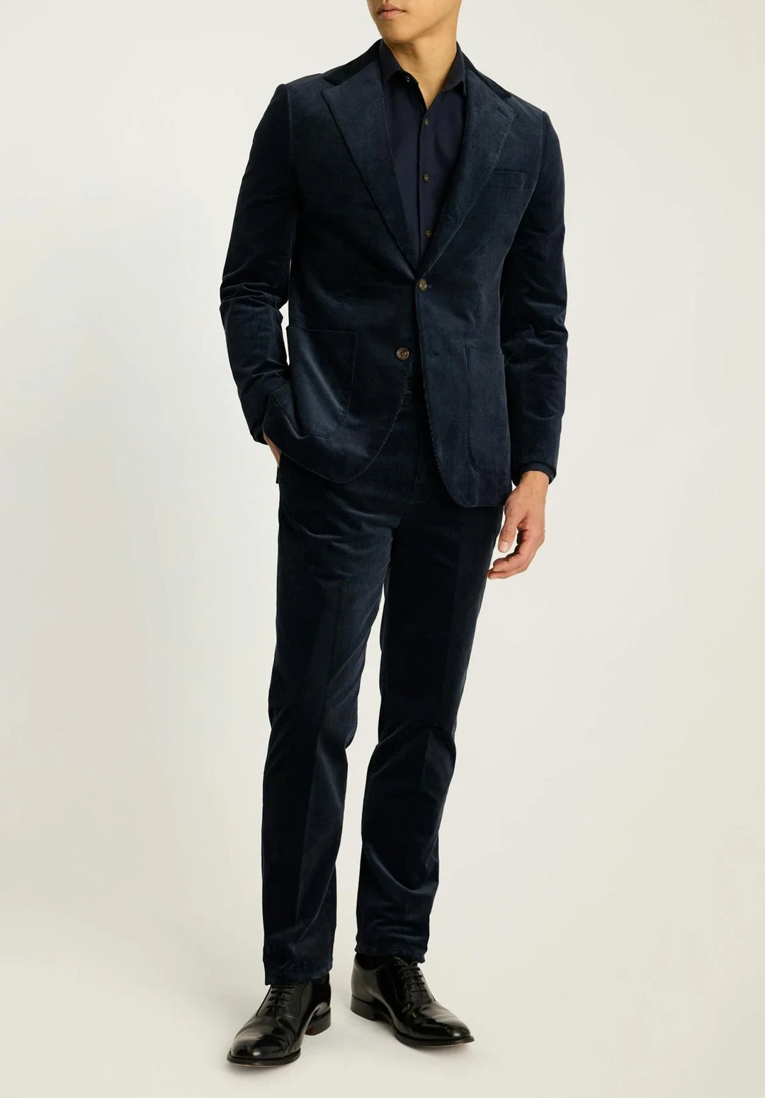 Abito da uomo a due pezzi slim fit in velluto a coste con revers a lancia e taschino sul petto
