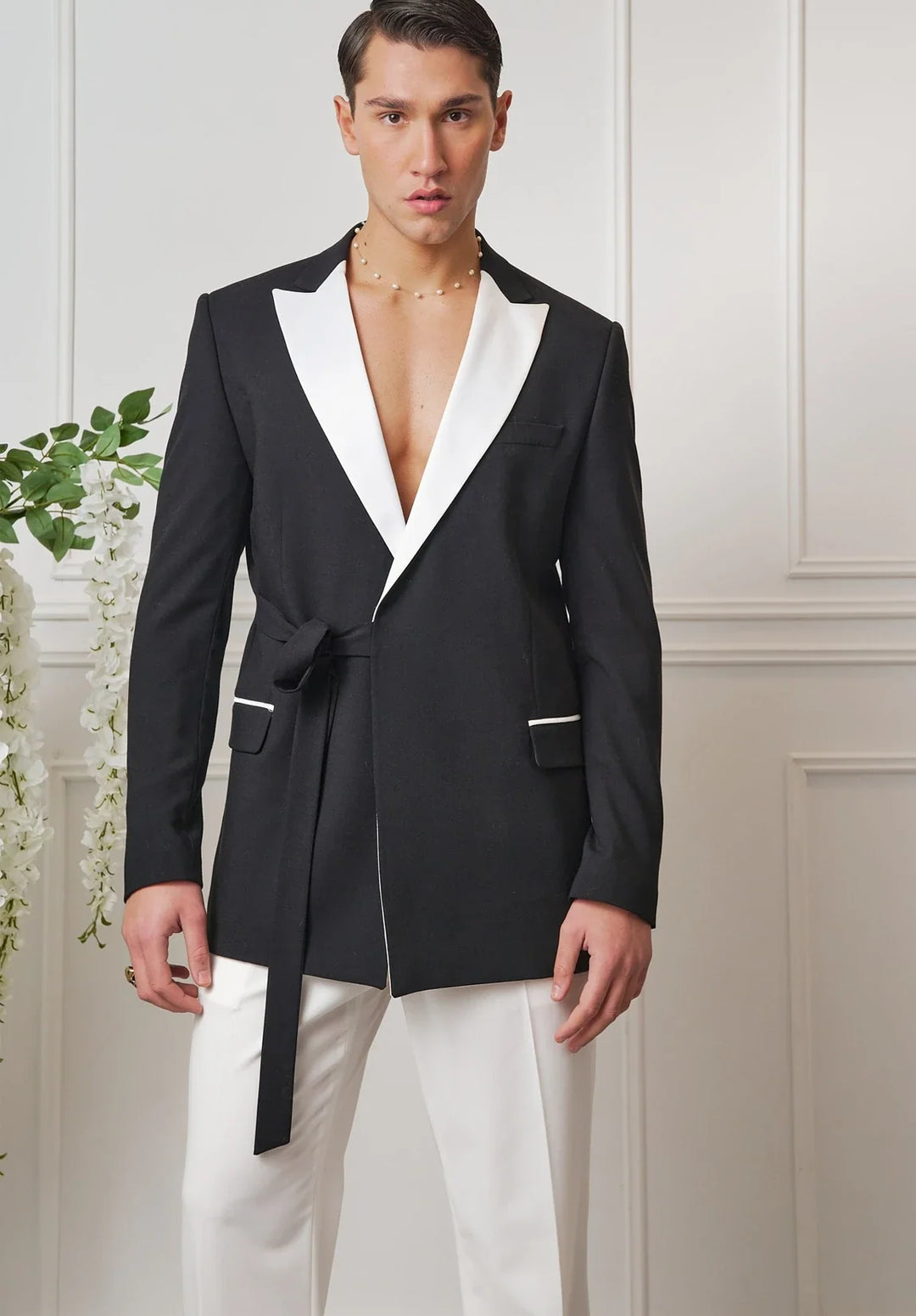 Completo da uomo regular fit a due pezzi con rever a scialle a contrasto e cintura