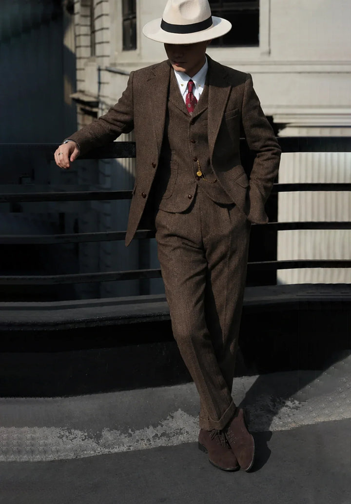 Costume Trois Pièces Homme Coupe Slim en Chevrons avec Ourlets Retroussés et Gilet Boutonné