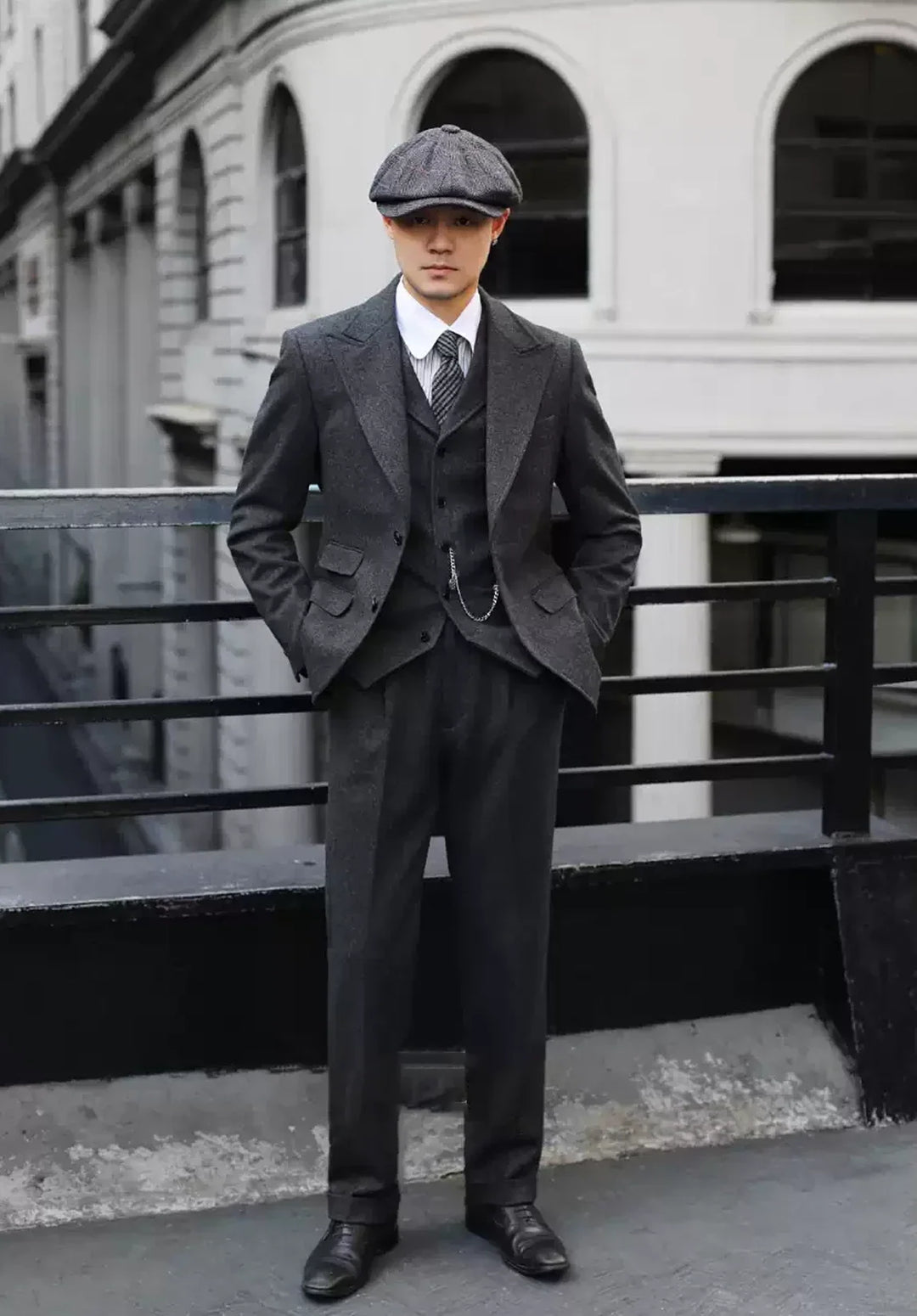 Costume Trois Pièces Homme Coupe Moderne en Chevrons avec Col Notch et Poches à Rabat