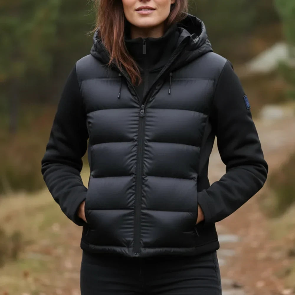 Piumino da donna impermeabile dal taglio aderente con cappuccio