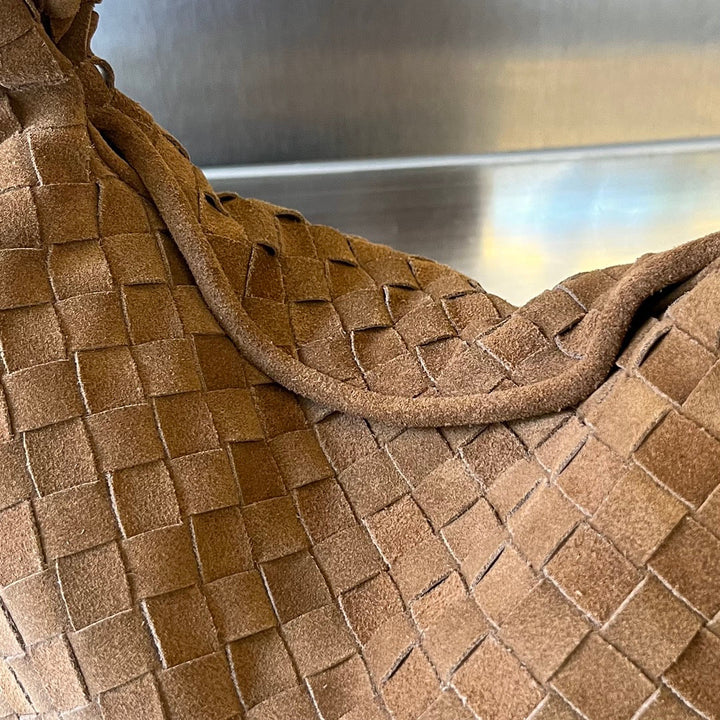 Hobo-Handtasche für Damen aus geflochtenem Wildleder mit breitem Riemen