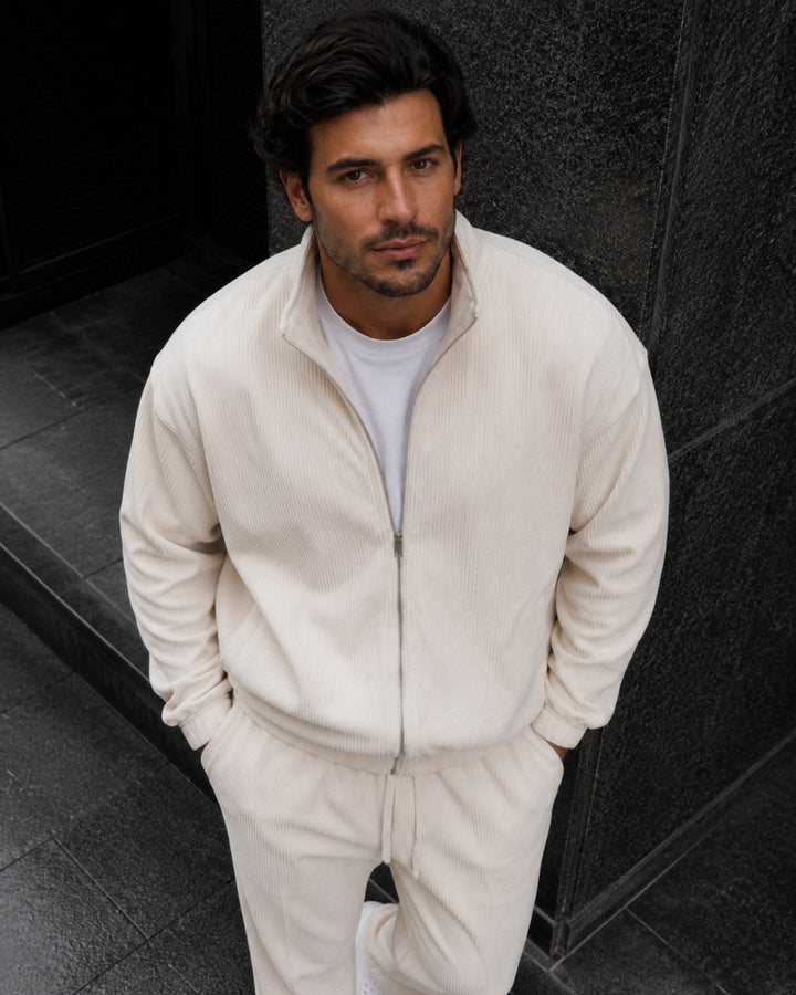 Completo da uomo in maglia con giacca con zip integrale e colletto rialzato e pantaloni affusolati