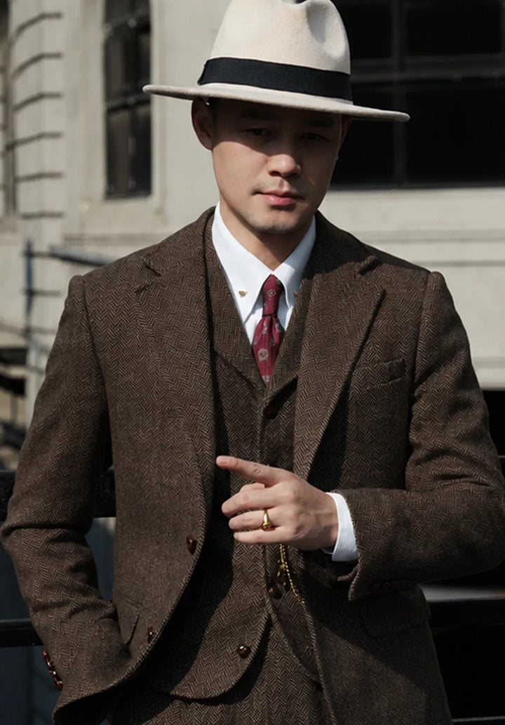 Costume Trois Pièces Homme Coupe Slim en Chevrons avec Ourlets Retroussés et Gilet Boutonné