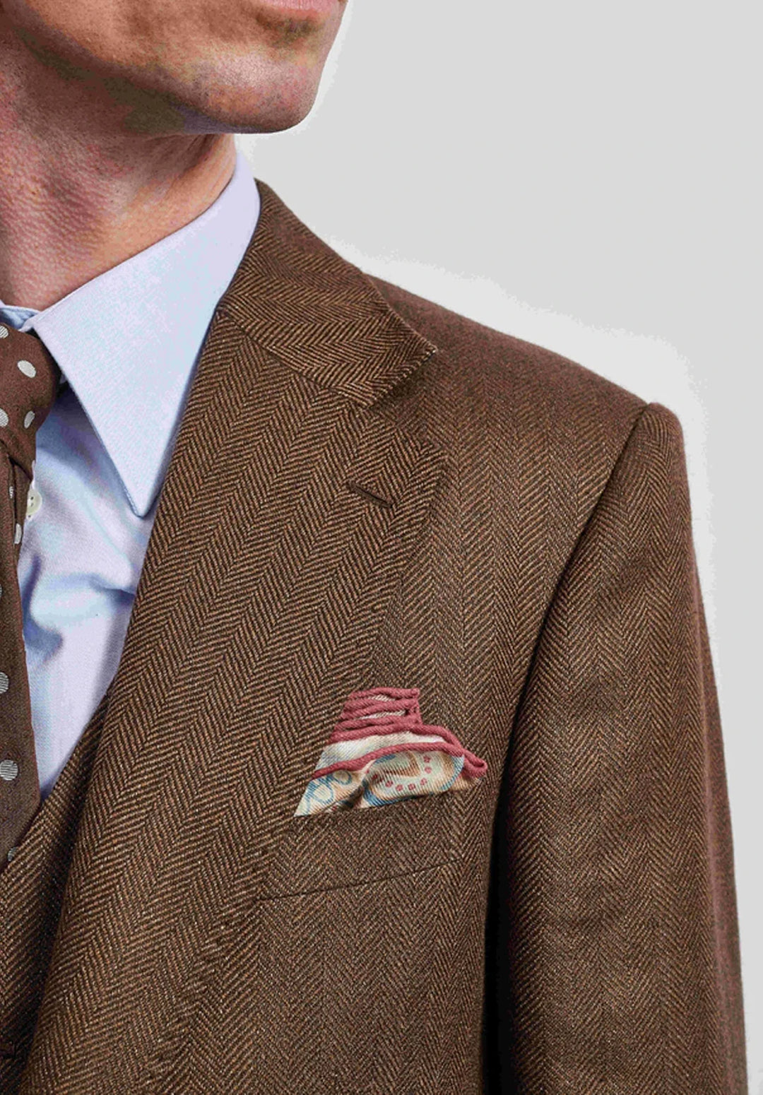 Abito da uomo a tre pezzi slim fit a spina di pesce con tasche a patta e pantaloni con risvolto