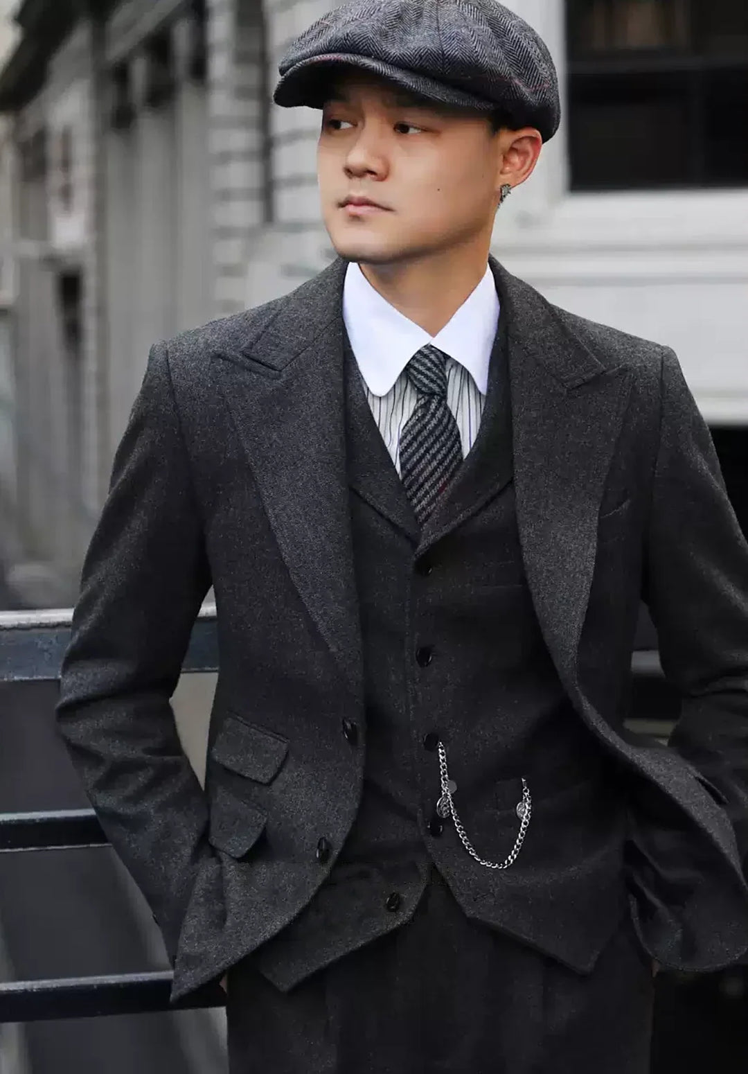 Costume Trois Pièces Homme Coupe Moderne en Chevrons avec Col Notch et Poches à Rabat