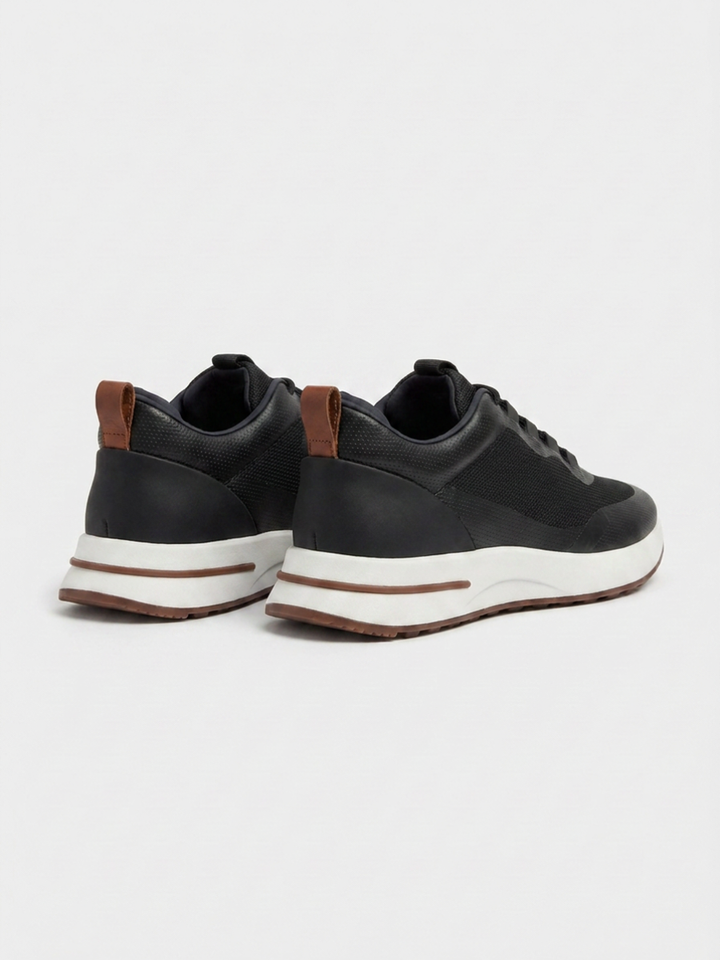 Baskets Homme Noir Fused Mesh Basses de Marche avec Semelle Blanche