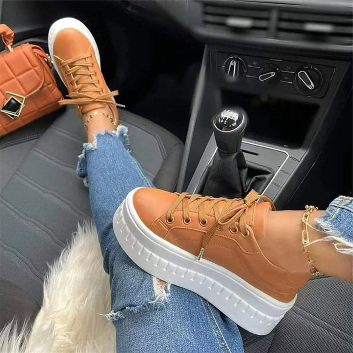 Sneakers Pénélope pour femme à semelle épaisse, design moderne et touche audacieuse pour tenues casual et chic.