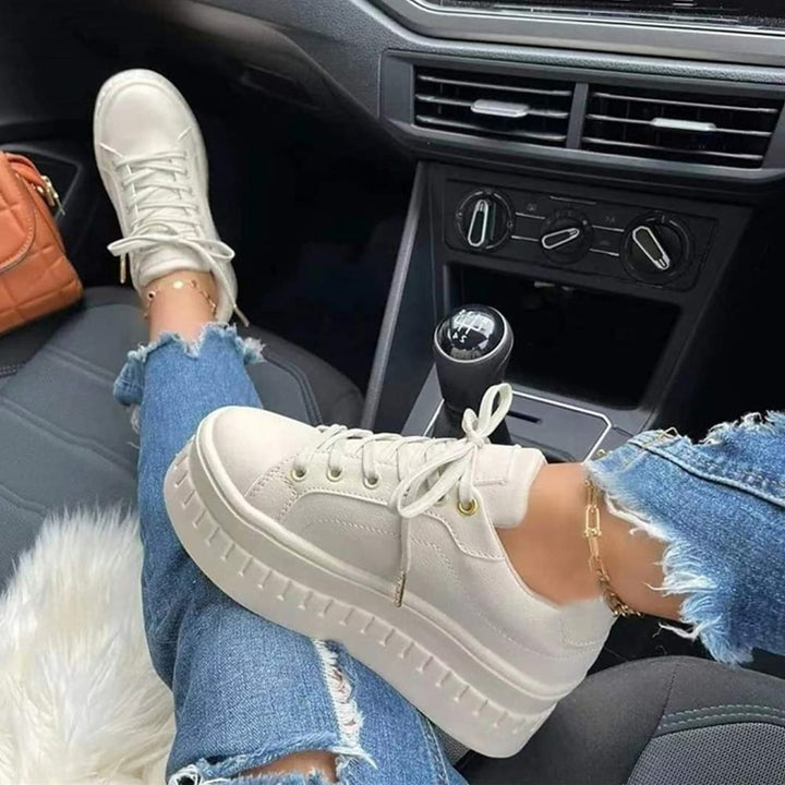 Sneakers Pénélope pour femme à semelle épaisse, design moderne et touche audacieuse pour tenues casual et chic.