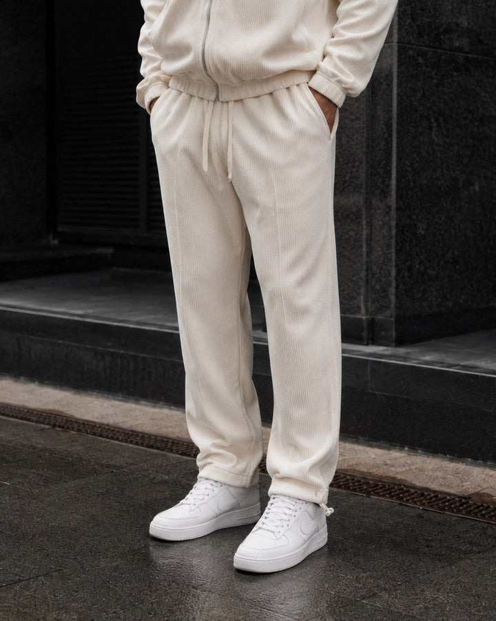 Completo da uomo in maglia con giacca con zip integrale e colletto rialzato e pantaloni affusolati