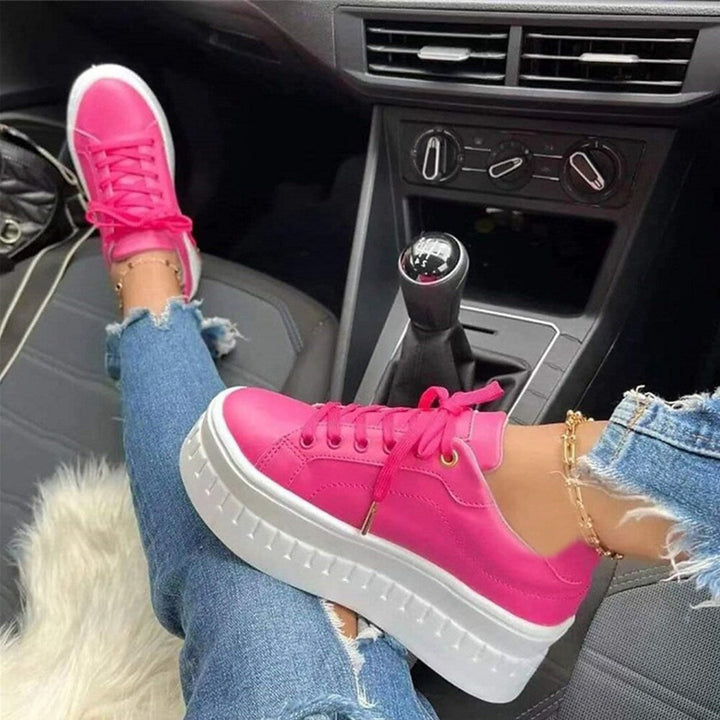 Sneakers Pénélope pour femme à semelle épaisse, design moderne et touche audacieuse pour tenues casual et chic.