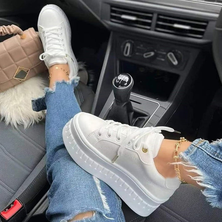 Sneakers Pénélope pour femme à semelle épaisse, design moderne et touche audacieuse pour tenues casual et chic.