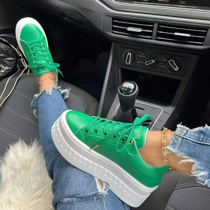 Sneakers Pénélope pour femme à semelle épaisse, design moderne et touche audacieuse pour tenues casual et chic.