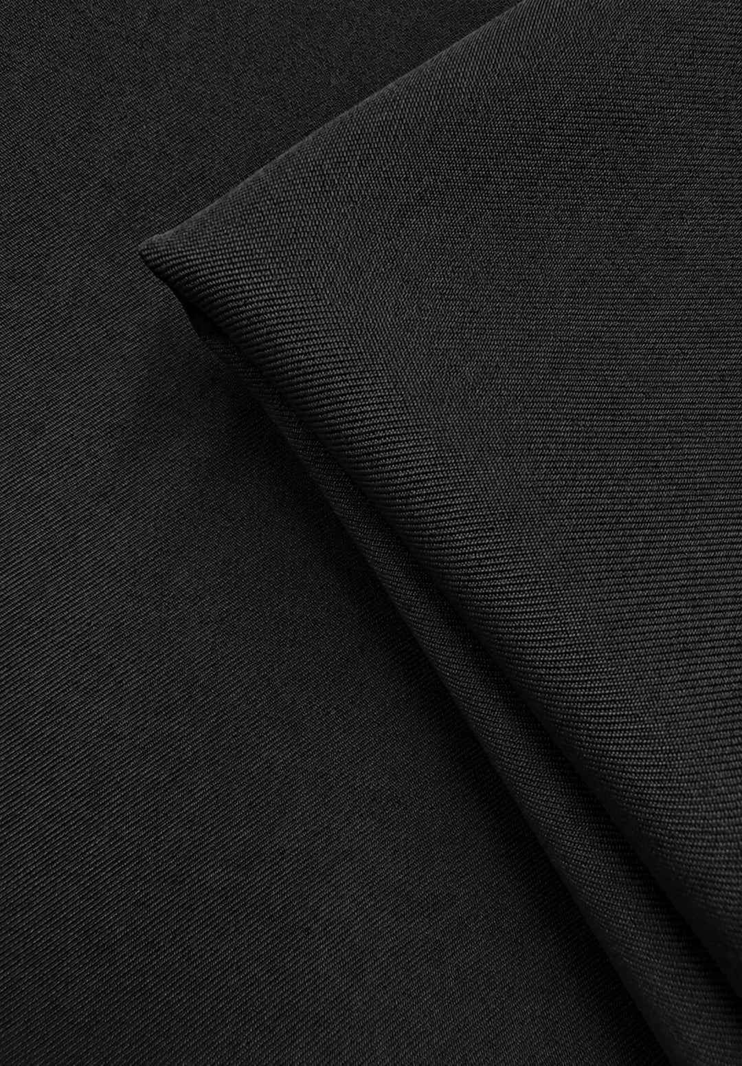 Completo da uomo a due pezzi dal taglio slim con rever a scialle a contrasto e due bottoni