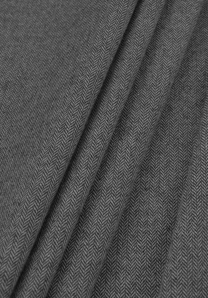Abito da uomo a tre pezzi slim fit con motivo a spina di pesce, rever a lancia e gilet doppiopetto