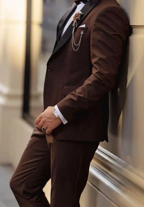 Costume Trois Pièces Homme Coupe Slim avec Col Peak Contrastant et Gilet Croisé