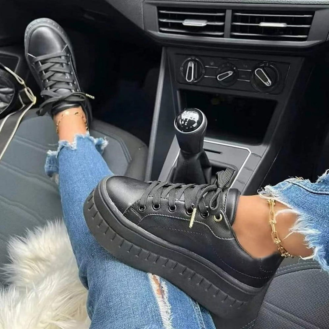 Sneakers Pénélope pour femme à semelle épaisse, design moderne et touche audacieuse pour tenues casual et chic.