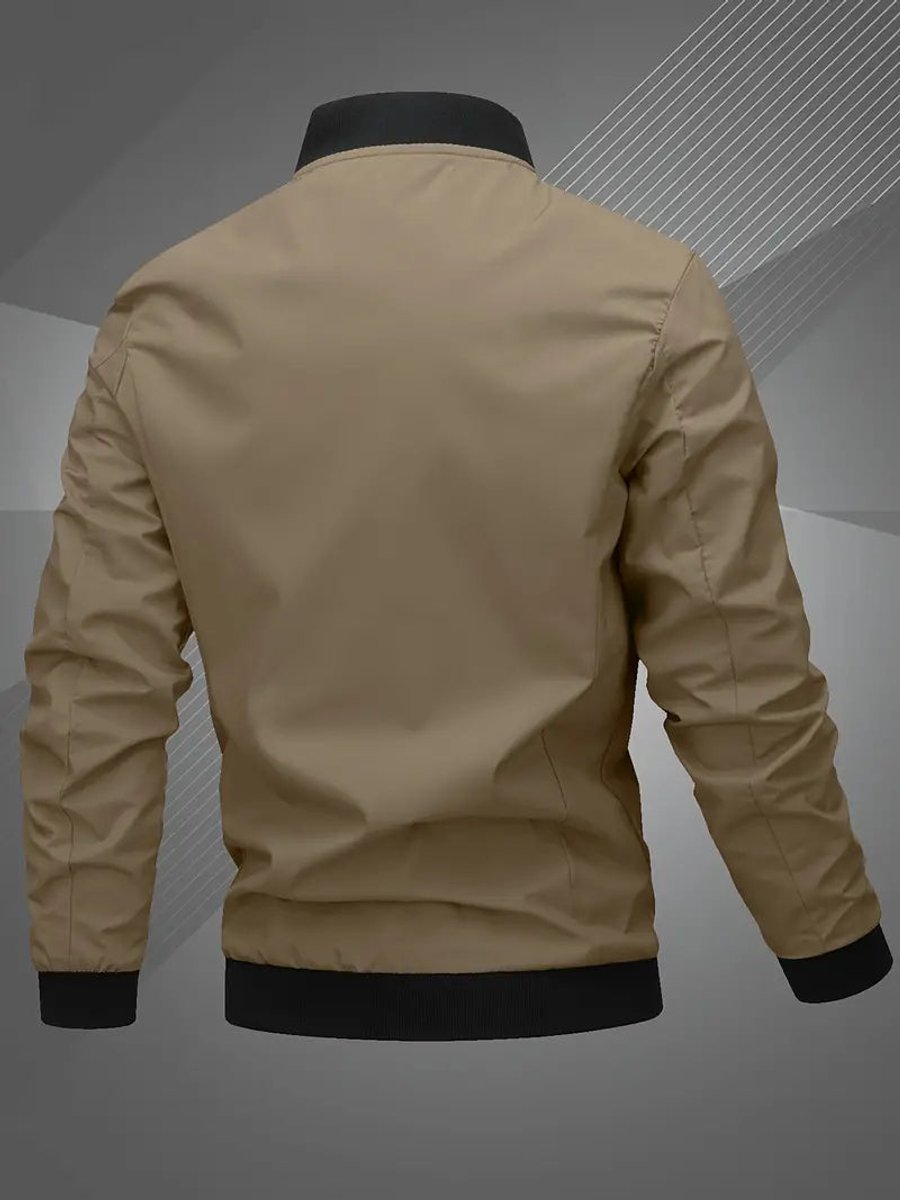 Sportliche leichte Bomberjacke für Herren mit Reißverschluss und Taschen