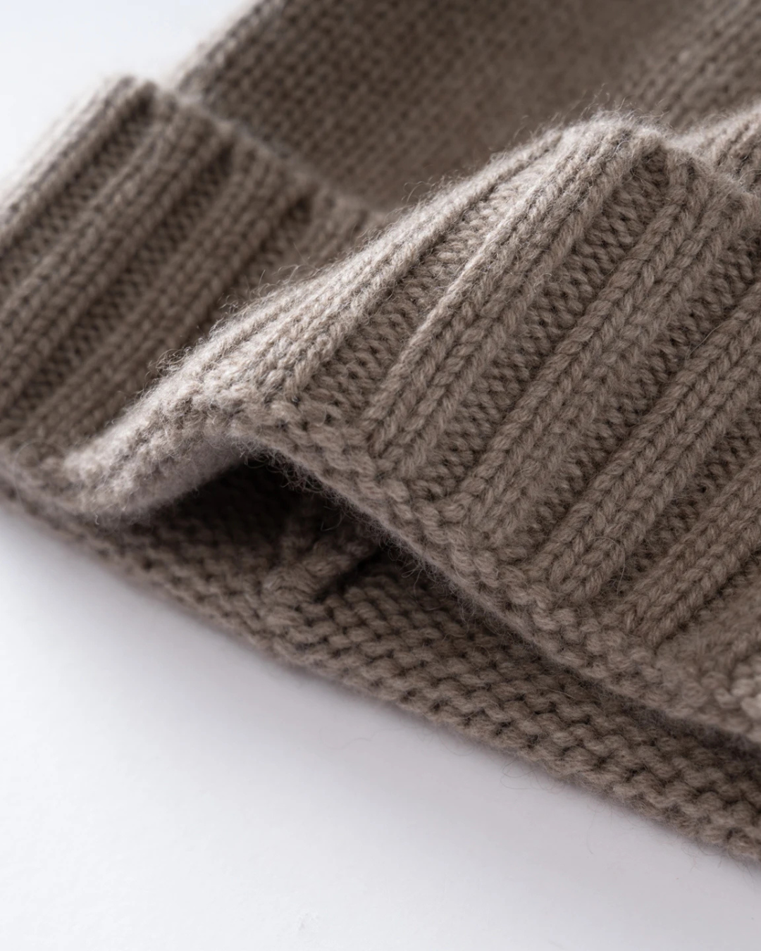 Berretto da donna in cashmere con risvolto a coste