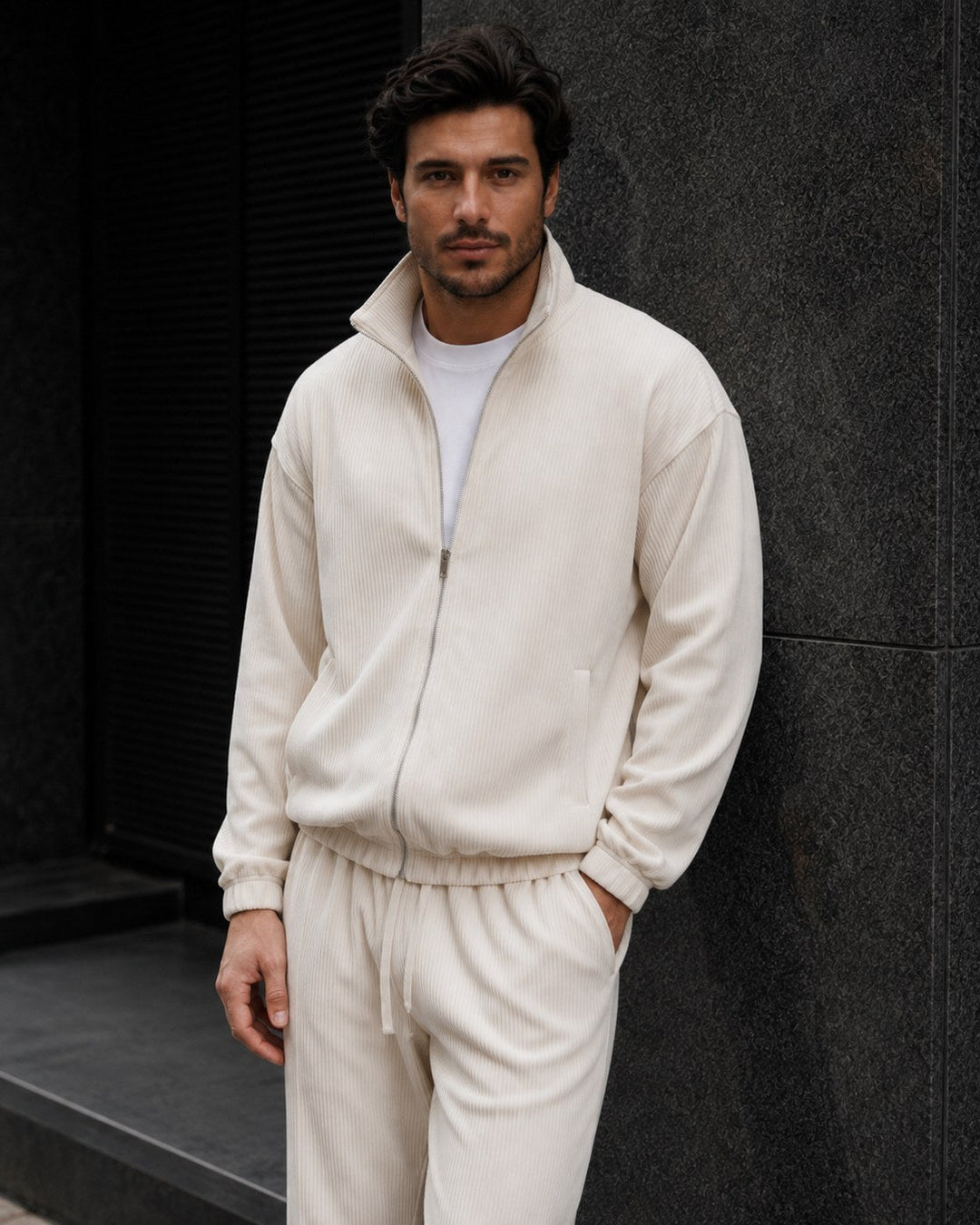 Completo da uomo in maglia con giacca con zip integrale e colletto rialzato e pantaloni affusolati