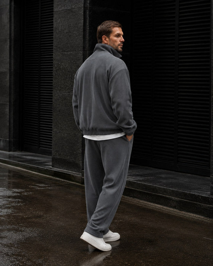 Tuta da uomo con zip integrale, collo alto e pantaloni affusolati
