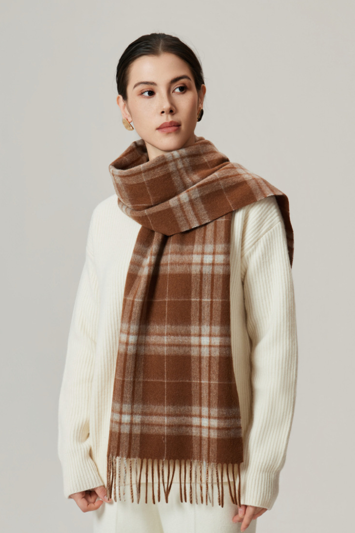 Écharpe Femme en Laine – Motif à Carreaux et Franges